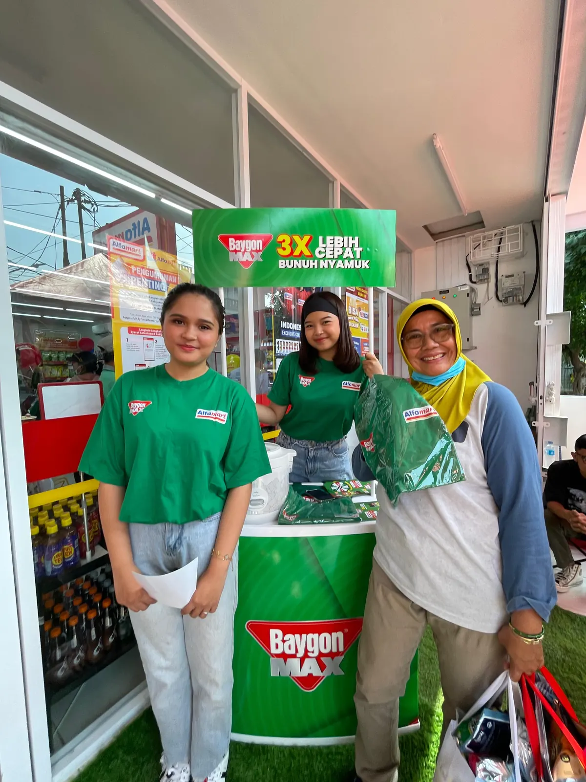 Tim brand activation Baygon di booth gerai ritel