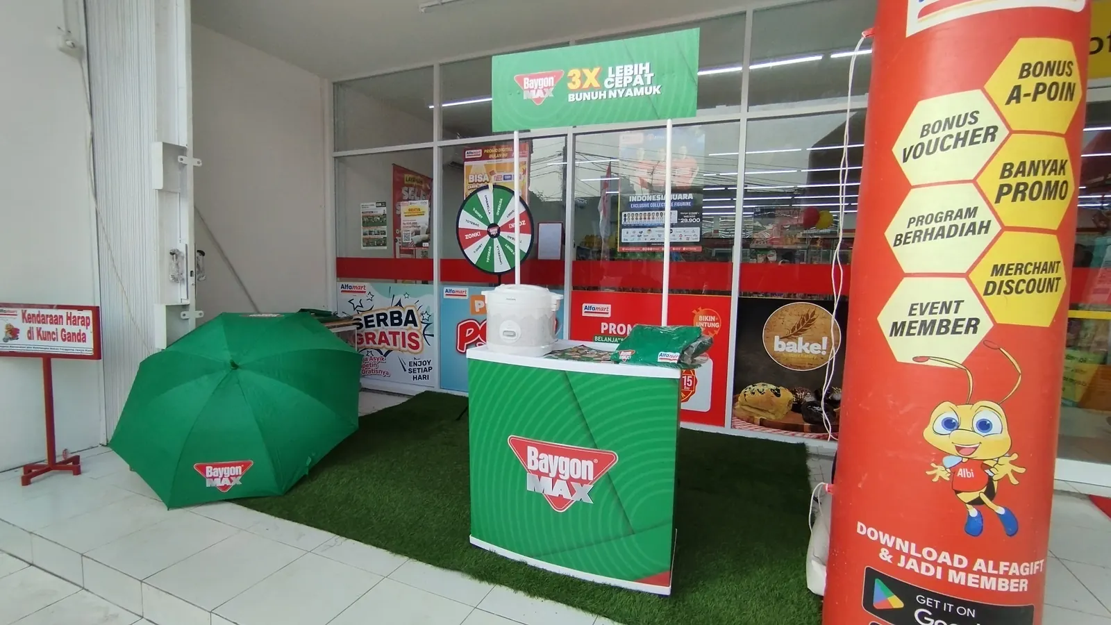 Booth dan materi promosi Baygon di dalam gerai ritel