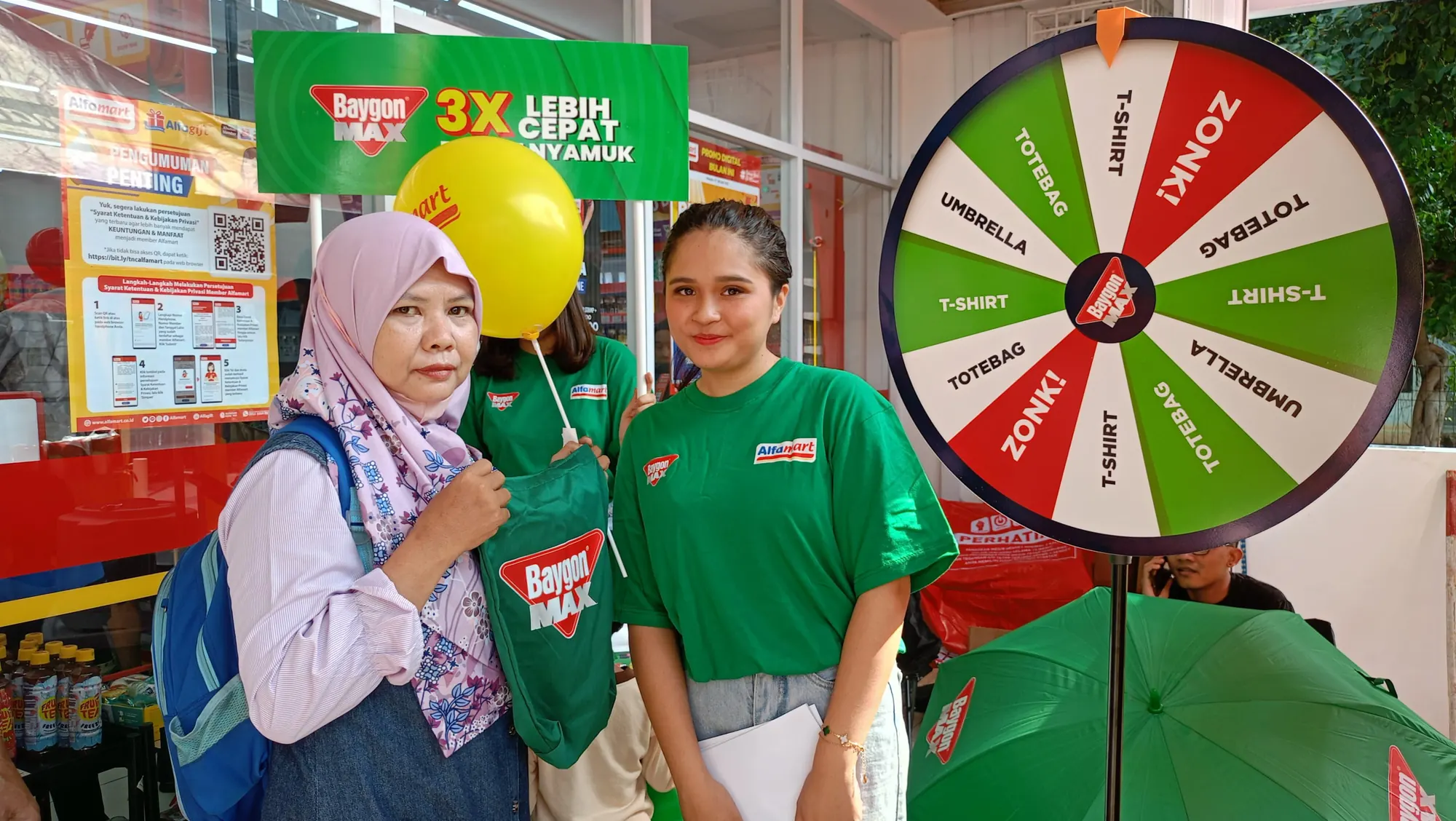 Brand activation Baygon dengan spin wheel berhadiah di gerai ritel
