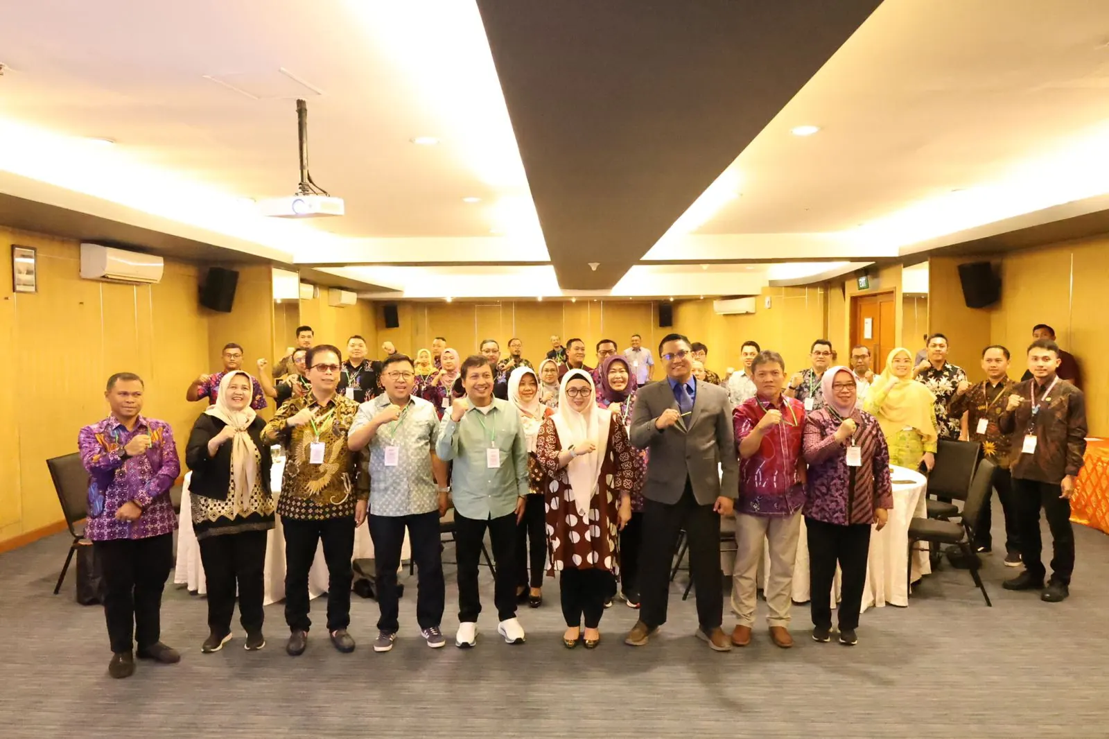Foto bersama peserta corporate event