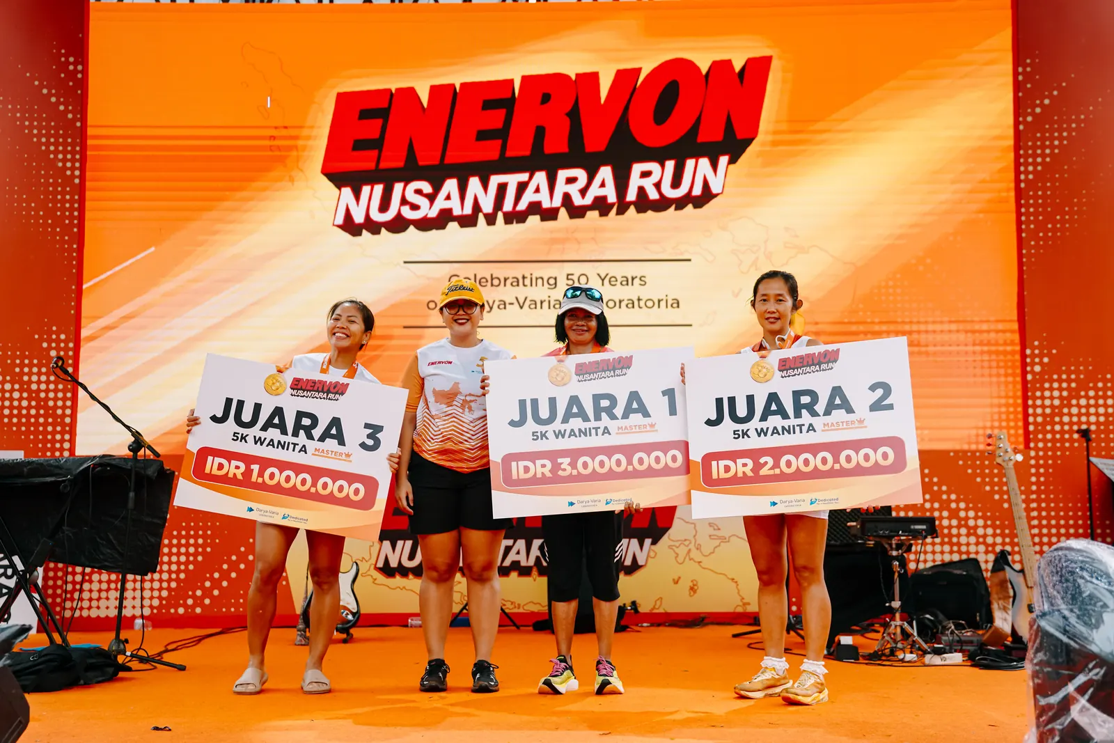 Penyerahan hadiah juara kategori wanita Enervon Nusantara Run