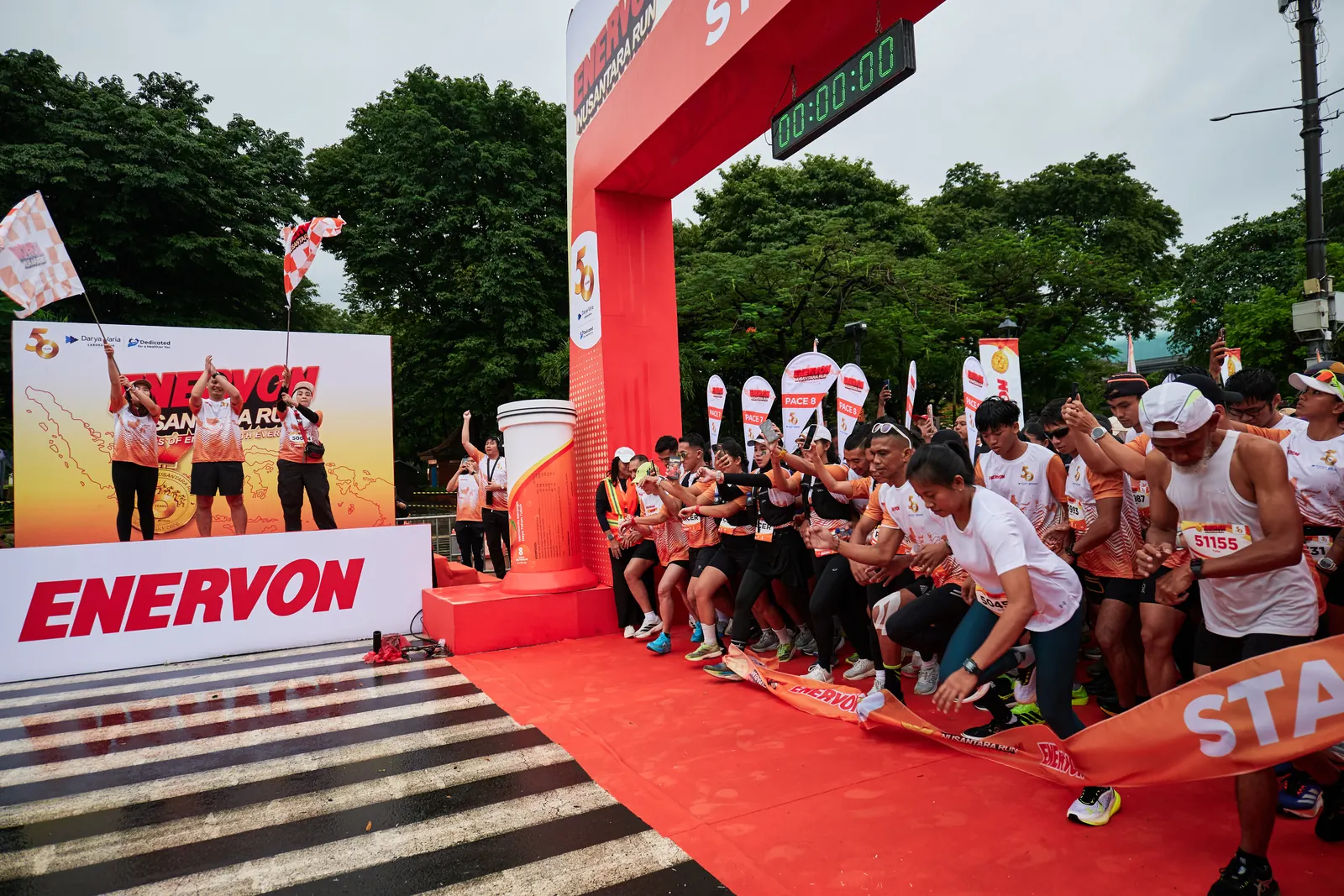 Pelari memulai lomba di area start Enervon Nusantara Run