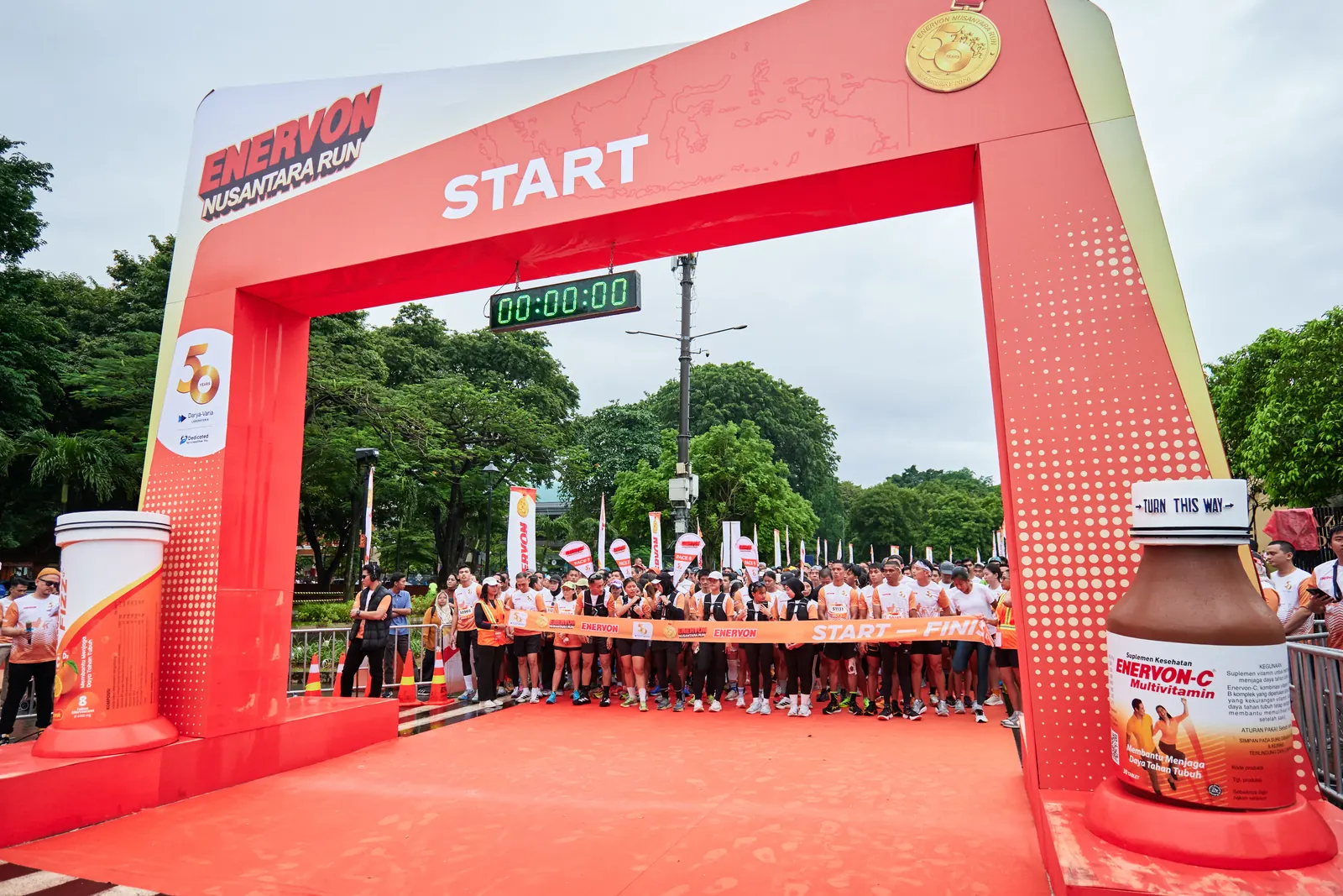 Gerbang start dan peserta Enervon Nusantara Run