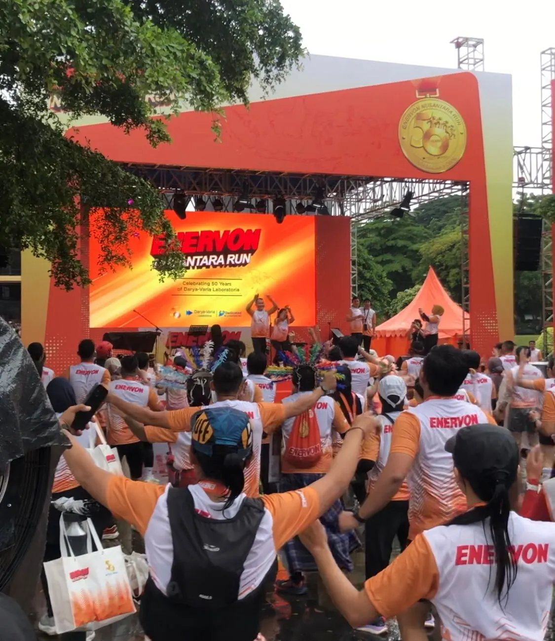 Penonton di depan panggung Enervon Nusantara Run