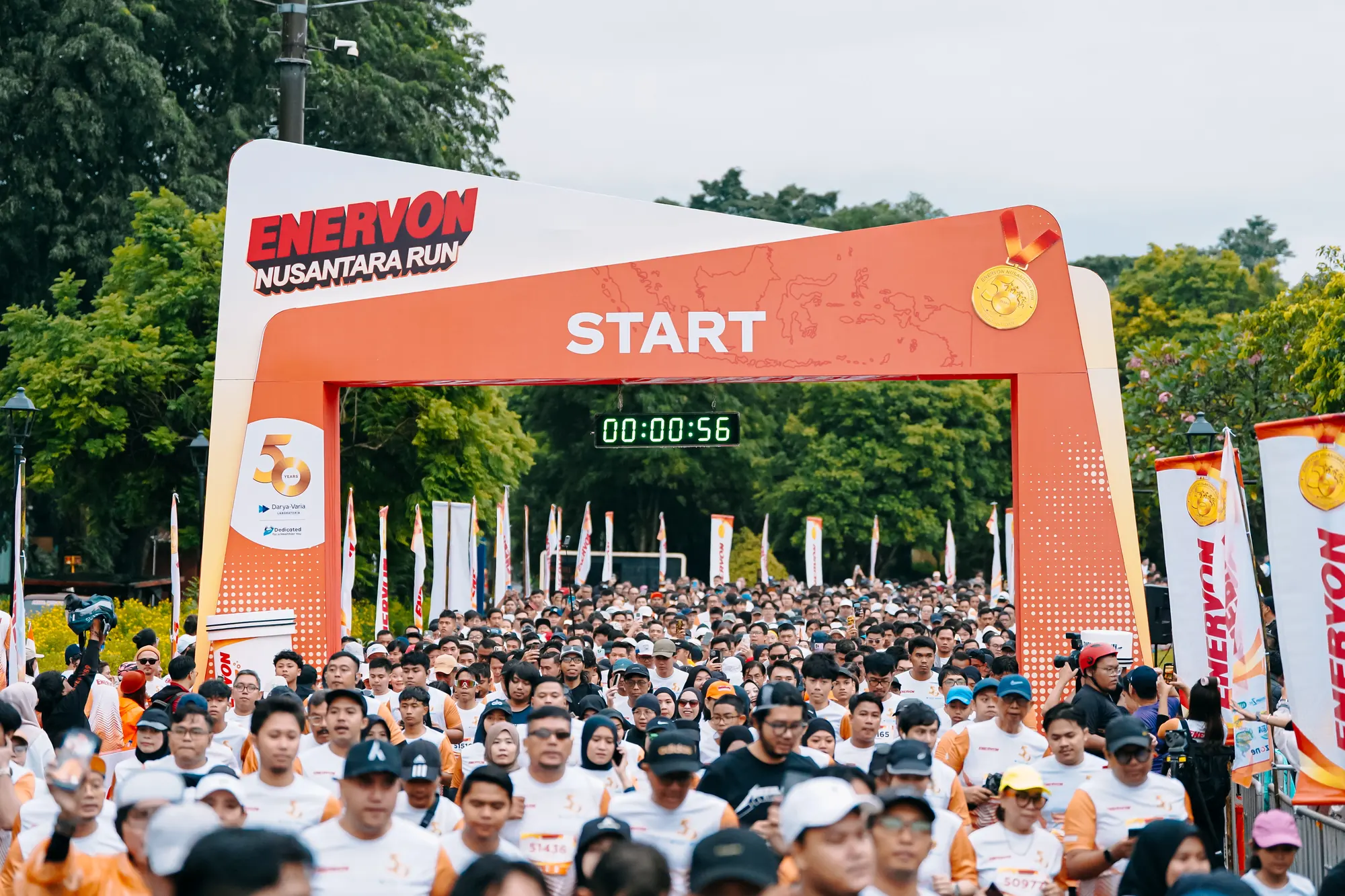 Ribuan pelari di garis start Enervon Nusantara Run 2026 di Jakarta