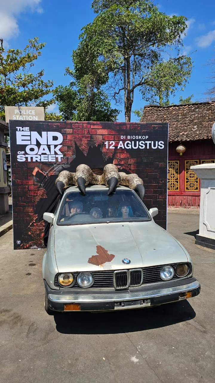 Instalasi mobil dengan cakar raksasa untuk activation film The End of Oak Street