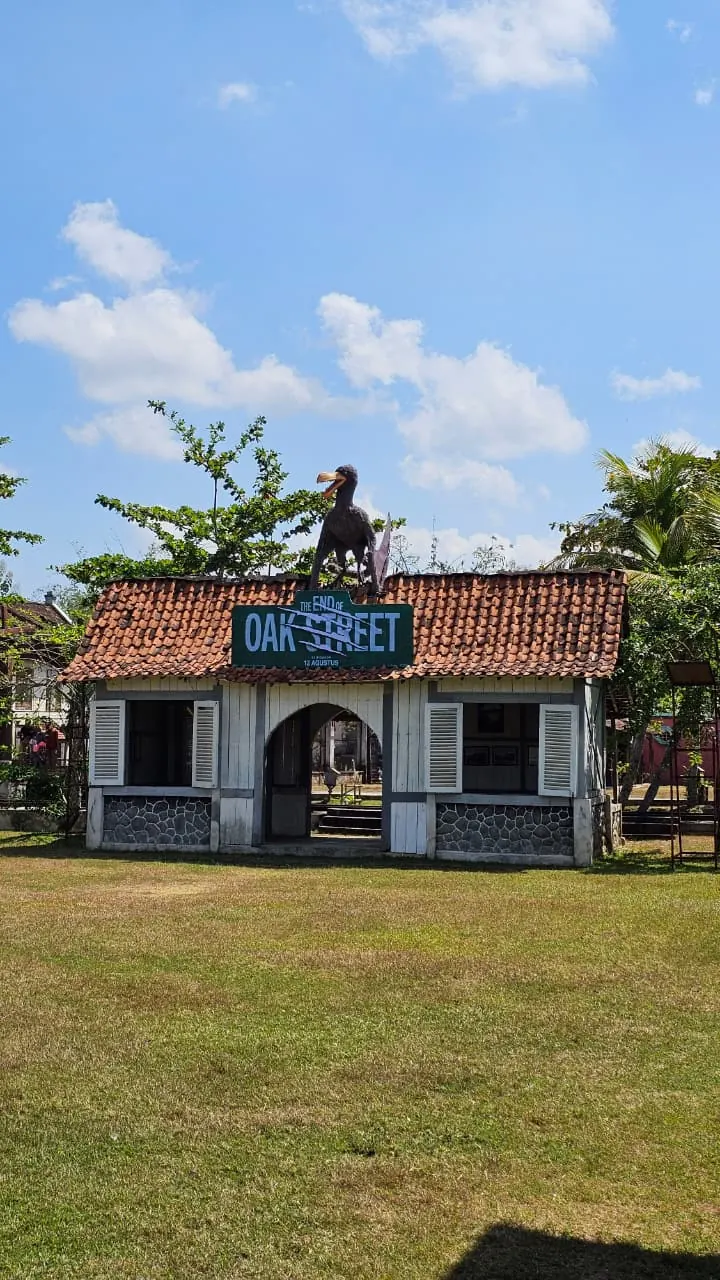 Bangunan bertema Oak Street dengan figur makhluk di atap