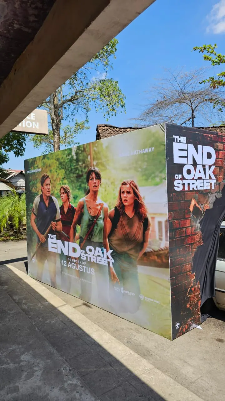 Backdrop besar bergambar para pemeran film The End of Oak Street