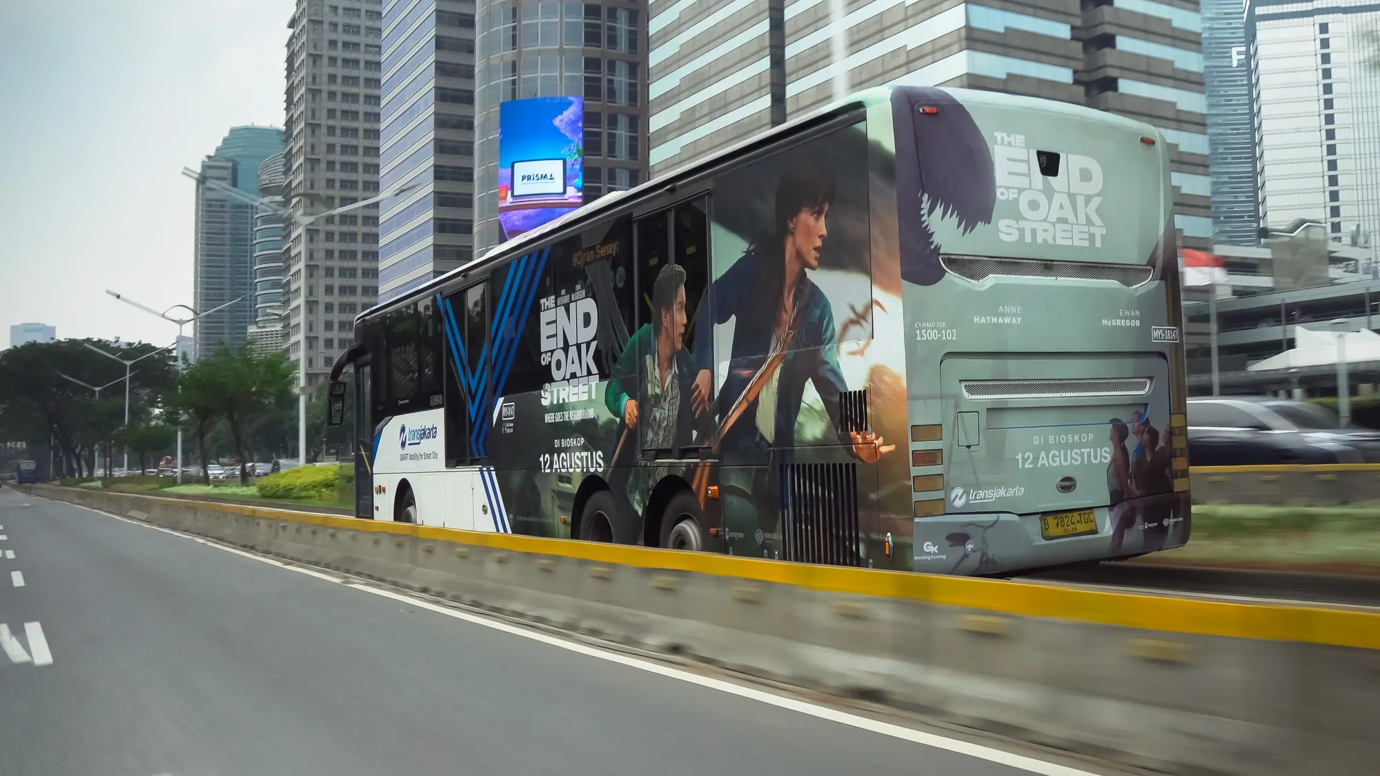 Bus Transjakarta berbalut iklan film The End of Oak Street di Jakarta